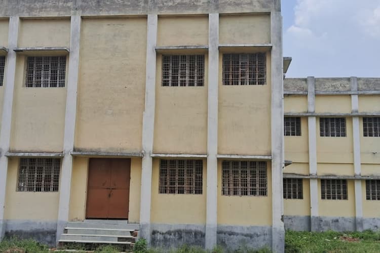 बक्सर में मॉडल स्कूल बना मवेशियों का चारागाह, टूटी बाउंड्री वॉल से छात्रों की सुरक्षा पर सवाल