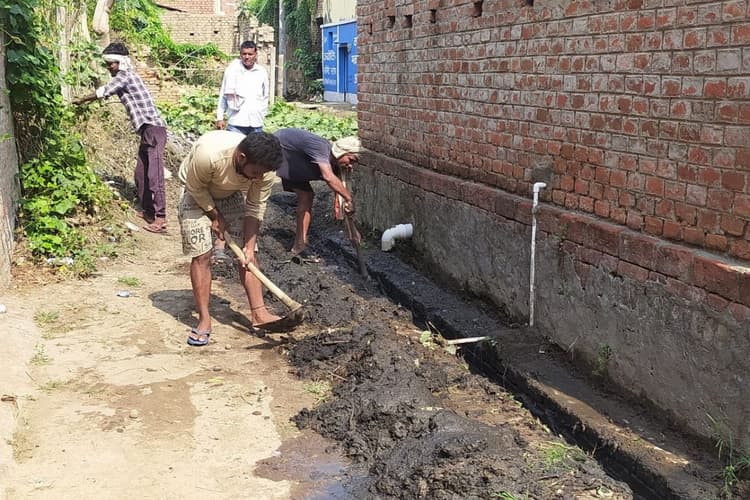 बक्सर के दसियांव में लोहिया स्वच्छ बिहार अभियान के तहत चली झाड़ू, बरसात से पहले नालियों और गलियों की हुई सफाई