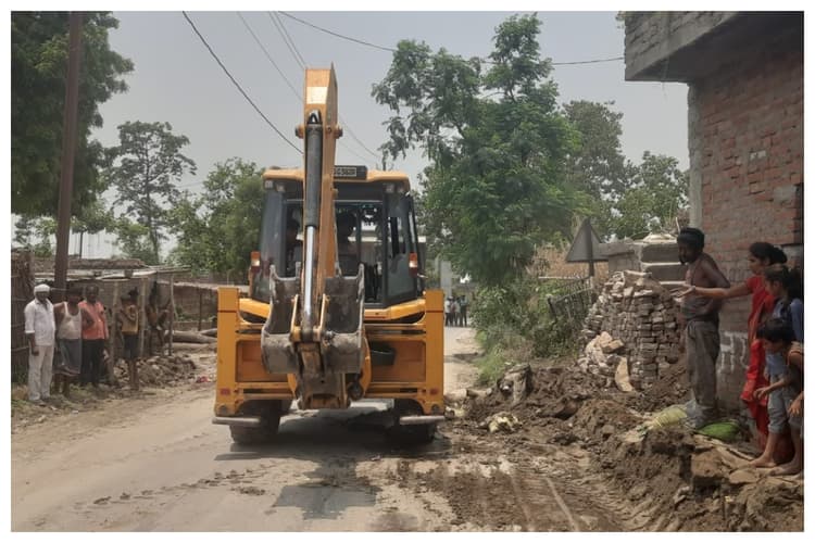 Chanpatia Accident Update: मां और मासूम की मौत के बाद हटाया गया सड़क किनारे अतिक्रमण