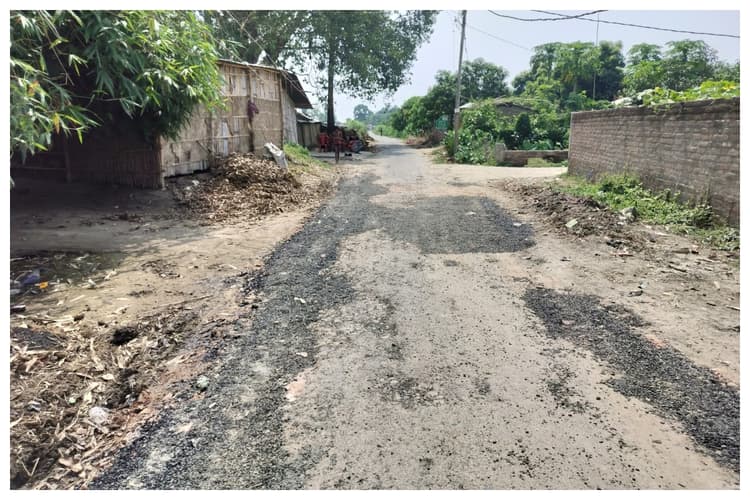 Bettiah: रात में बनी सड़क, सुबह उखड़ गई पैचिंग, चनपटिया में निर्माण गुणवत्ता पर सवाल
