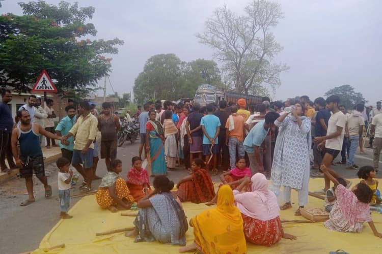 चतरा: जबड़ा चेकनाका के पास कोल वाहन ने युवक को रौंदा, मुआवजे की मांग पर सड़क जाम