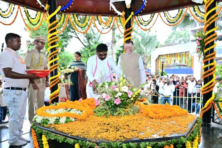 भगवान बिरसा मुंडा की पुण्यतिथि पर राज्यपाल, मुख्यमंत्री समेत जनप्रतिनिधियों ने किया नमन