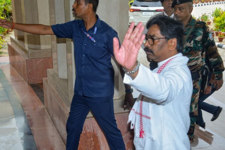 LIVE: झारखंड में राज्यसभा की दो सीट के लिए मतदान शुरू, सीएम पहुंचे विधानसभा