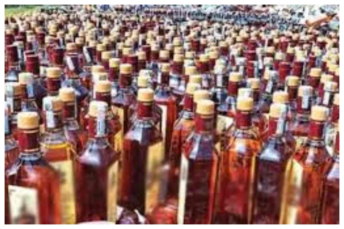 Darbhanga News: बगरस गांव में देसी चुलाई शराब बरामद, महिला गिरफ्तार