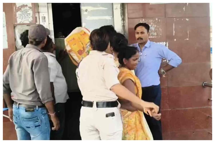 दरभंगा: रेलवे स्टेशन की लिफ्ट फिर बनी मुसीबत, फंसे 14 यात्री