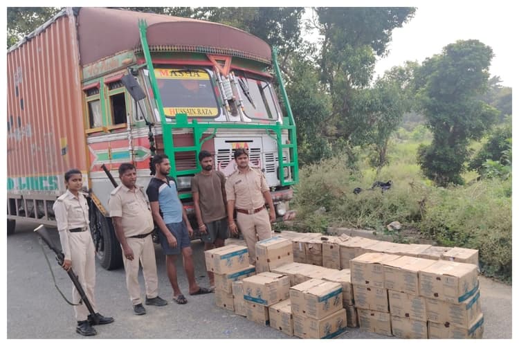 गुप्त चैंबर बनाकर लाई जा रही थी शराब, कंटेनर के तहखाने से 489 लीटर विदेशी शराब बरामद