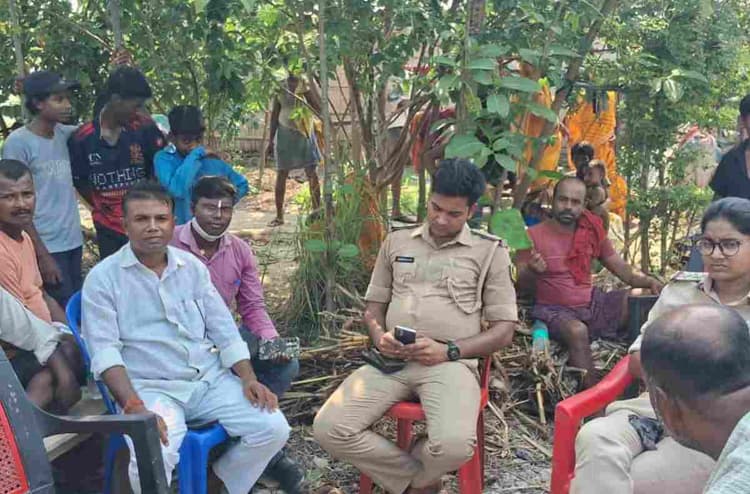 Darbhanga News: विवाहिता की संदिग्ध मौत, पुलिस ने जलती चिता बुझाकर शव को निकाला बाहर