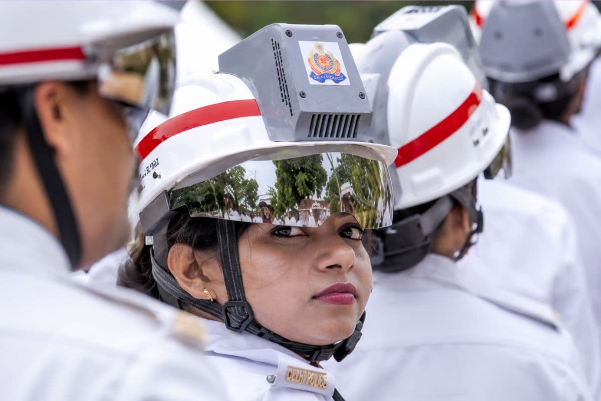 दिल्ली पुलिस को मिला एसी हेलमेट, चिलचिलाती गर्मी में भी ठंडक देगी सोलर पावर्ड कूलिंग टेक्नोलॉजी