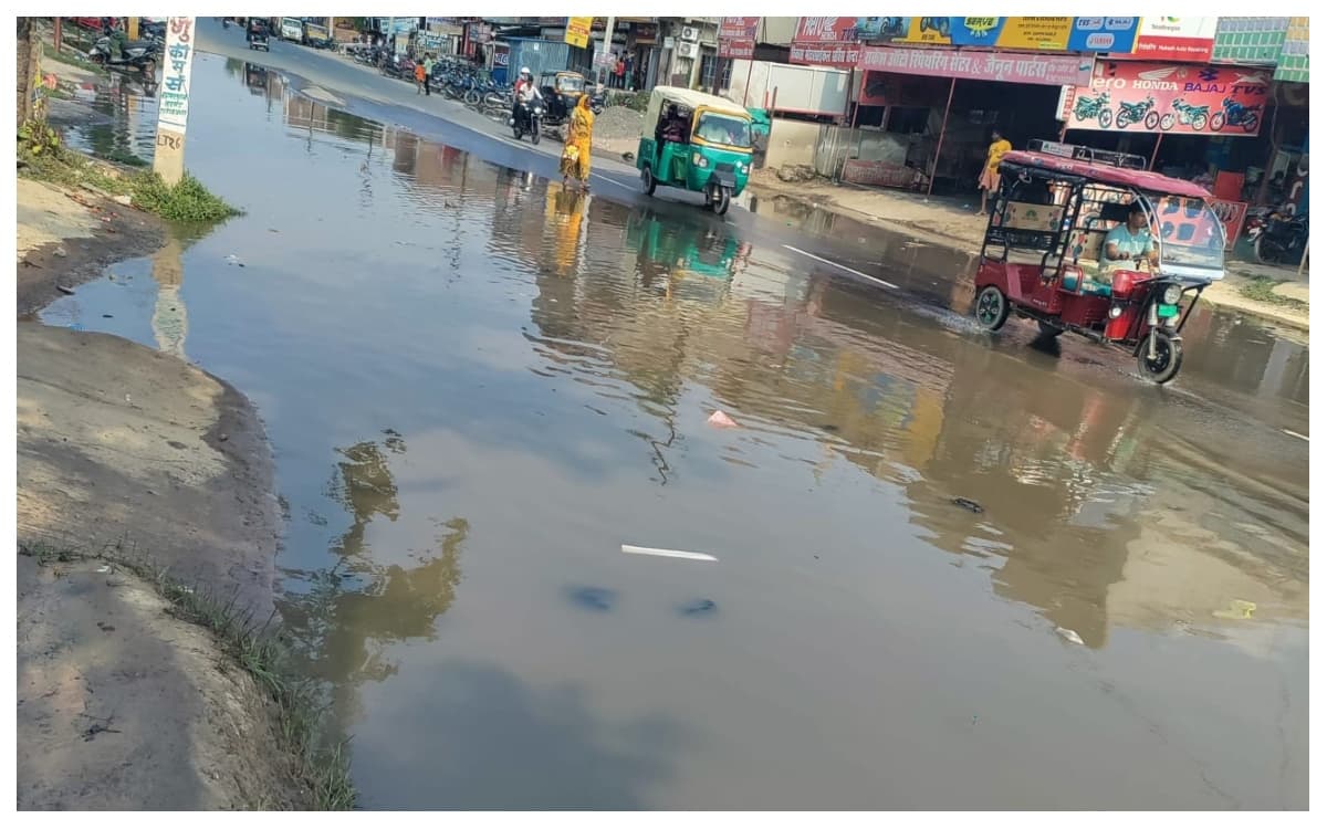 सीतामढ़ी: नाली का गंदा पानी एनएच पर फैला, सुरसंड में लोगों ने की जलनिकासी की मांग