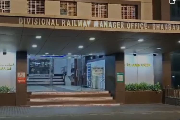 धनबाद: रेलवे में नौकरी दिलाने के नाम पर ठगी, फर्जी DRM कर्मचारी बन लाखों रुपये ऐंठने वाला गिरफ्तार