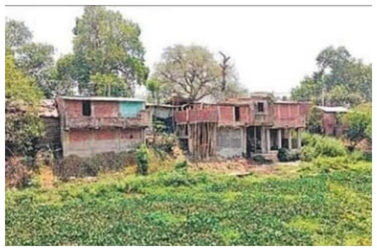 हसनपुर में मृत बागमती नदी का अस्तित्व खतरे में, धड़ल्ले से हो रहा अतिक्रमण, प्रशासन पर उठे सवाल