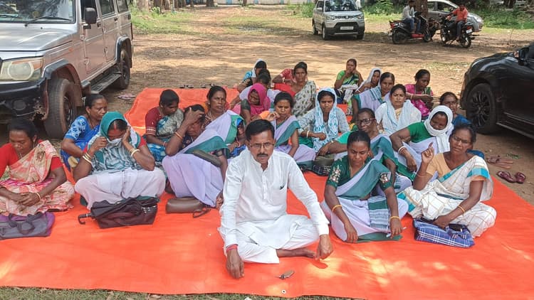 आठ माह से मानदेय नहीं मिलने पर स्वास्थ्य सहियाओं ने दिया धरना