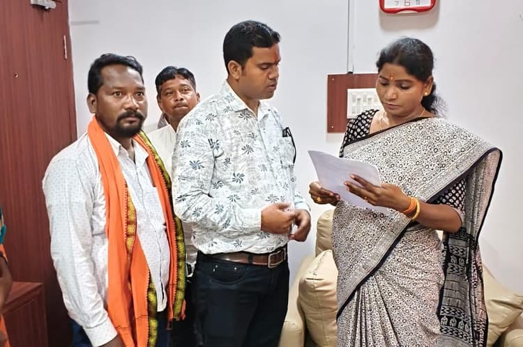 राष्ट्रीय अनुसूचित जनजाति आयोग की सदस्या को सौंपा ज्ञापन