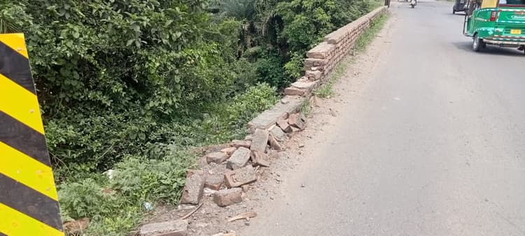 सदर अस्पताल से कुछ दूरी पर बन गये हैं दर्जनों गड्ढे, रेलिंग जर्जर
