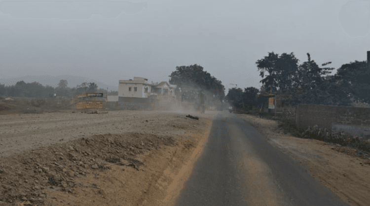 मुरी-गोला की निर्माणाधीन सड़क पर धूल से बढ़ी परेशानी