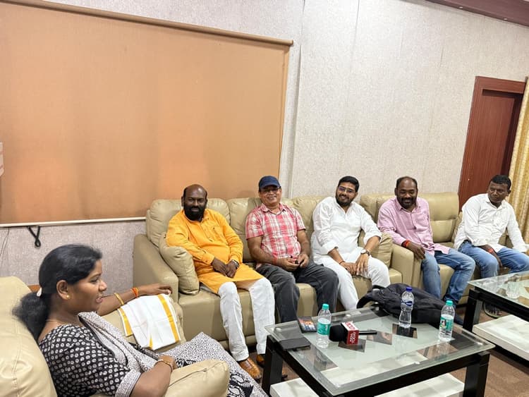 राष्ट्रीय अनुसूचित जनजाति आयोग की सदस्य से मिले महागामा नगर पंचायत अध्यक्ष