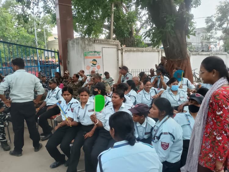 काम पर लौटे मायागंज अस्पताल के सुरक्षा गार्ड, मांगों पर वार्ता अभी बाकी