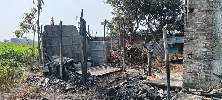 आग से तीन घर जले, एक लाख से अधिक का नुकसान