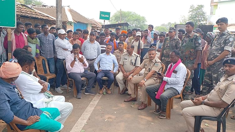 ओके00 सड़क निर्माण की मांग पर दूसरी बार सड़क जाम, आठ घंटे फंसे रहे वाहन, यात्री परेशान