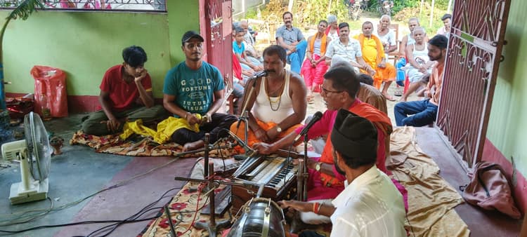 भजन-कीर्तन में श्रद्धालुओं ने लिया बढ़-चढ़कर हिस्सा