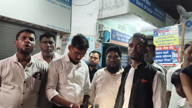 Giridih News : इलेक्ट्रिक स्कूटी के शो-रूम में लगी आग