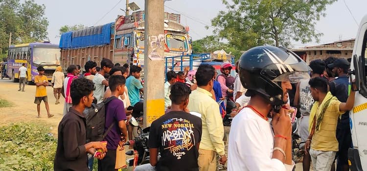 नल-जल योजना ठप रहने से भड़के ग्रामीण, किया सड़क जाम