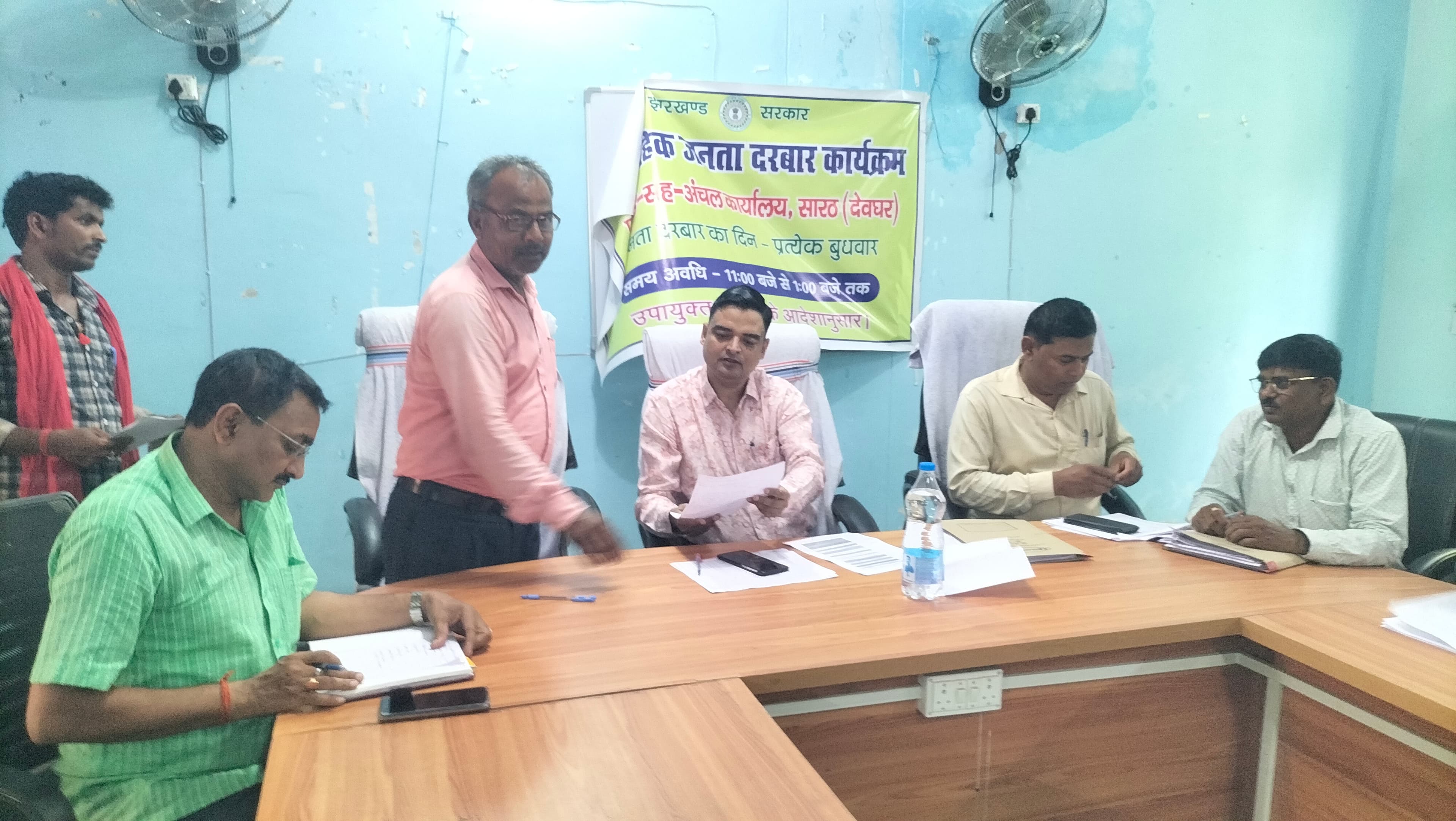 जनता दरबार में आधार, पेंशन और पेयजल संकट के लिए आये आवेदन