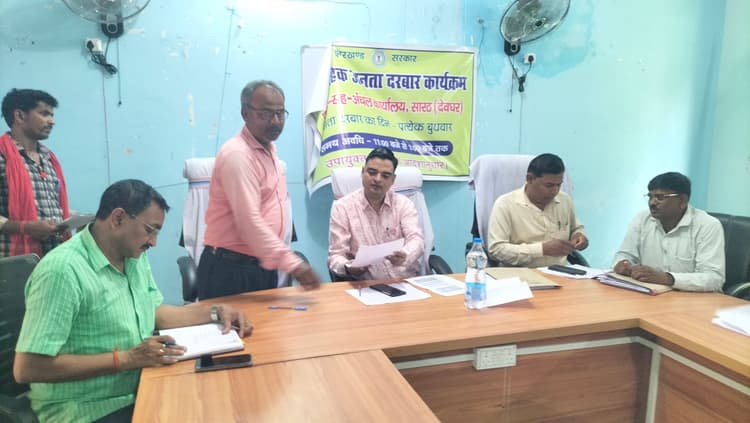 जनता दरबार में आधार, पेंशन और पेयजल संकट के लिए आये आवेदन