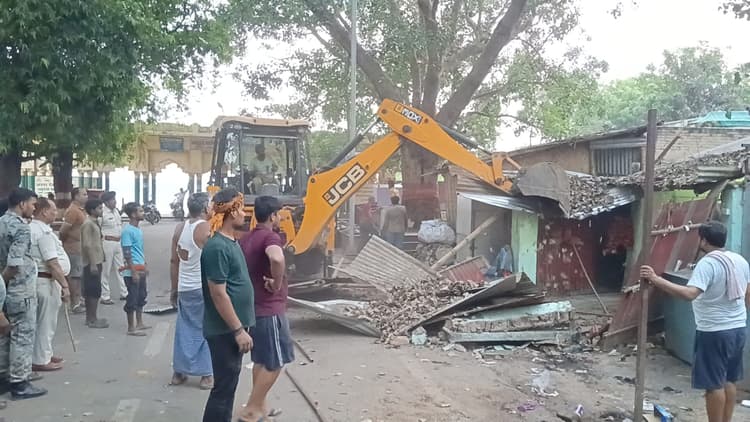 बबुआ घाट पर चला निगम का जेसीबी, हटाया गया अस्थाई अतिक्रमण