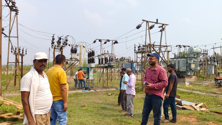 पालोजोरी में जर्जर तारों और ब्रेकरों की हुई मरम्मत, बिजली व्यवस्था होगी मजबूत