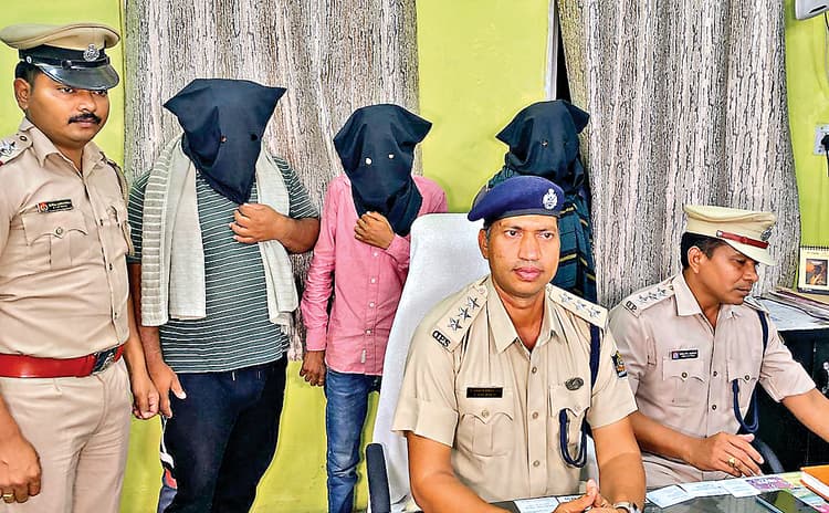 Rourkela News: चोरी का 32,090 किलोग्राम लौह अयस्क लदा ट्रक जब्त, चार गिरफ्तार