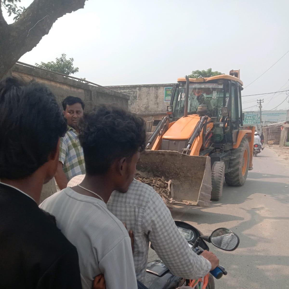 नगर पंचायत के हाइस्कूल रोड में चला बुलडोजर