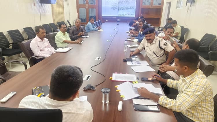 सड़क सुरक्षा जागरूकता कार्यक्रमों के नियमित आयोजन पर दें बल