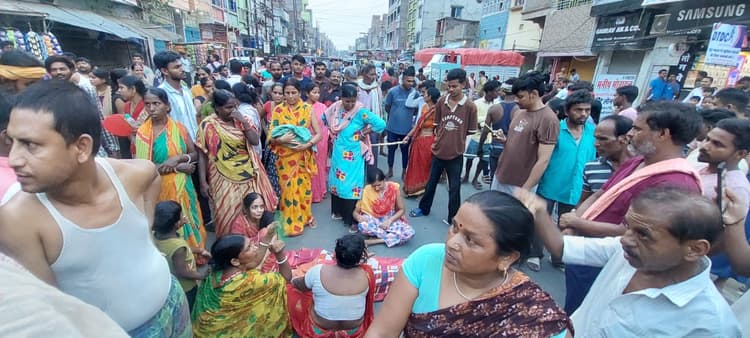 प्रसूता की मौत के बाद परिजनों का भारी हंगामा, तीन घंटे तक सड़क जाम