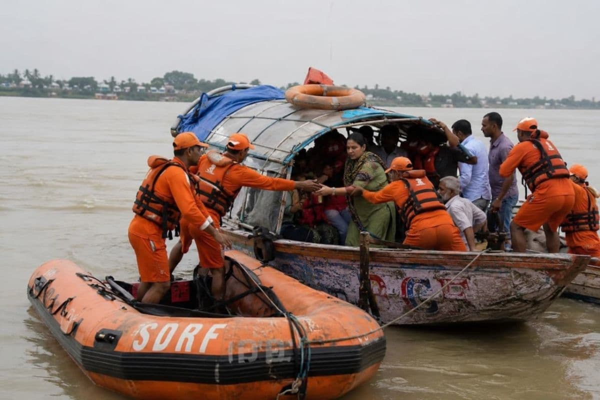 भागलपुर में गंगा की मझधार में रुक जाती हैं नावें, फिर यात्रियों के लिए देवदूत बनकर पहुंचती है SDRF टीम