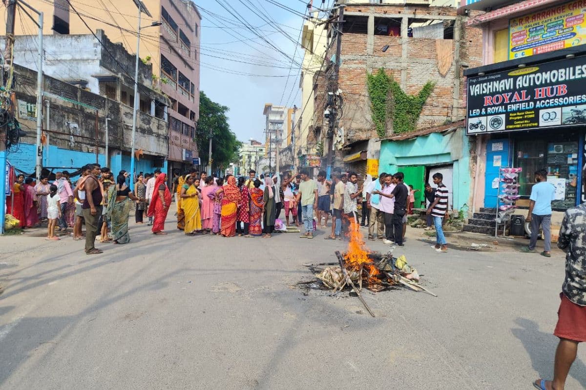 सड़क हादसे में बालक की मौत के बाद परिजनों का फूटा गुस्सा, शव रखकर किया सड़क जाम