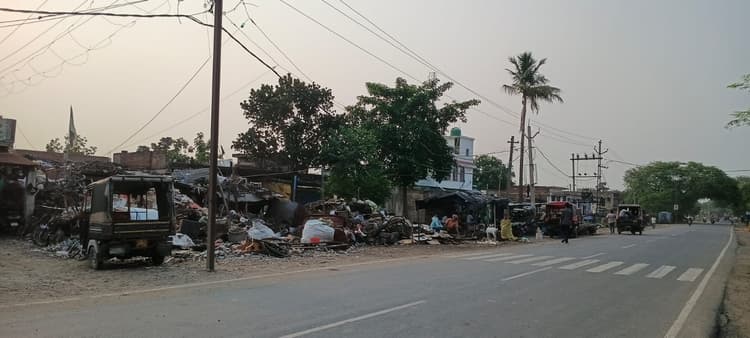 प्रशासन की चेतावनी बेअसर, कबाड़ कारोबारियों पर एफआइआर की तैयारी