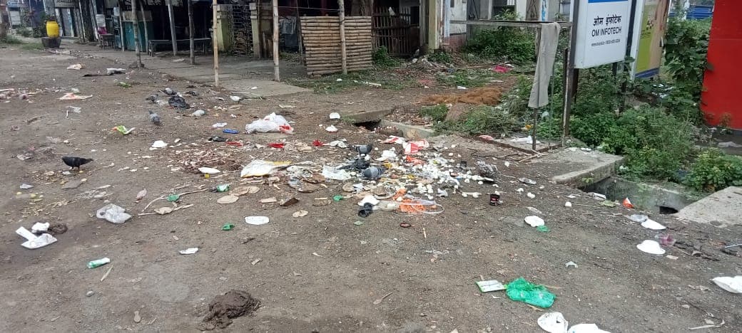 डस्टबिन गायब, सड़कों पर बढ़ा कचरा, पाकुड़ की स्वच्छता पर संकट