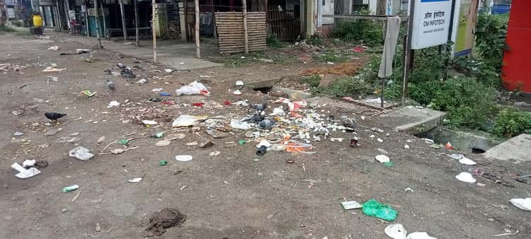 डस्टबिन गायब, सड़कों पर बढ़ा कचरा, पाकुड़ की स्वच्छता पर संकट