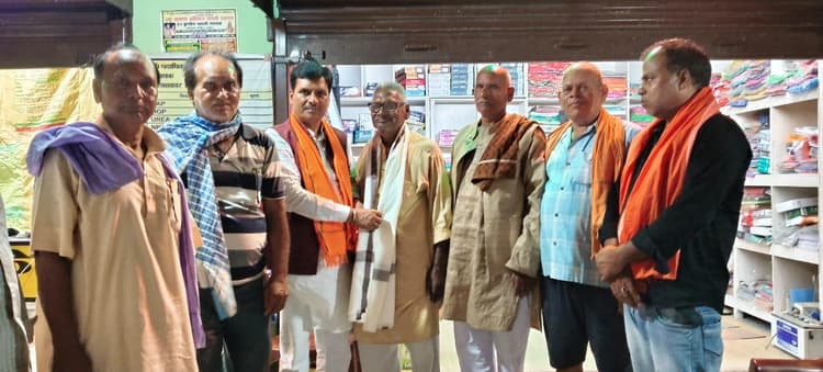 पिछड़ा आयोग के सदस्य को किया सम्मानित