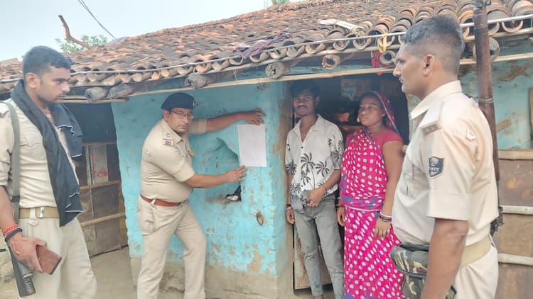 फरार पति पर पुलिस का शिकंजा कसना शुरू, घर पर चस्पा किया गया इश्तिहार