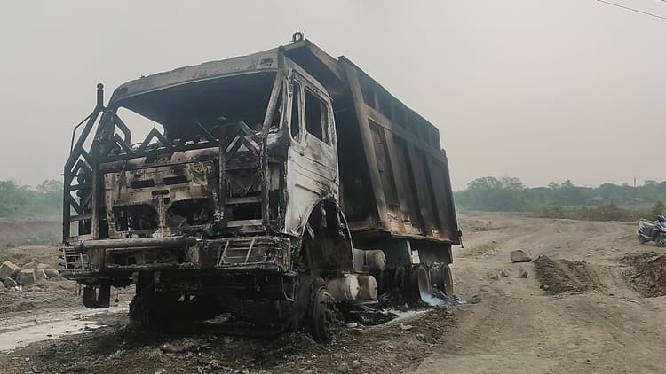बेनागाड़िया में खड़े हाइवा में लगी आग, जलकर राख