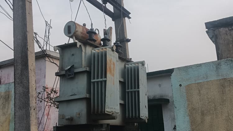 लो वोल्टेज और बिजली कटौती से ग्रामीण परेशान