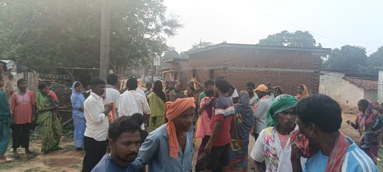 Giridih News :तीन माह से राशन नहीं मिलने पर फूटा ग्रामीणों का गुस्सा, प्रदर्शन