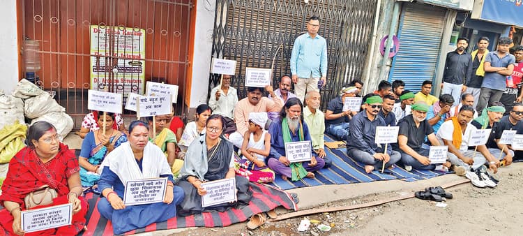 Jamshedpur News : बारीगोड़ा फाटक में रेलवे ओवरब्रिज बनाने की मांग, बस्तीवासियों ने दिया धरना