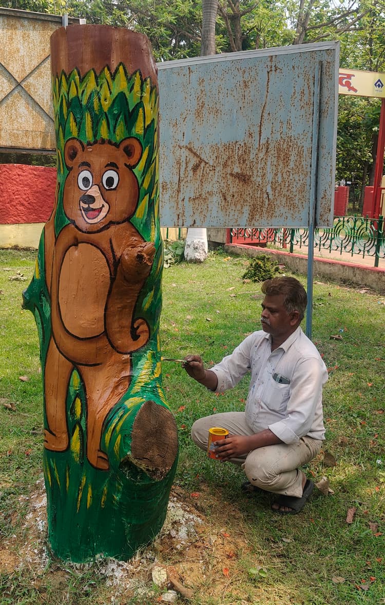 Bokaro News : सूखे-बेजान पेड़ों को रौनक दे रही कला