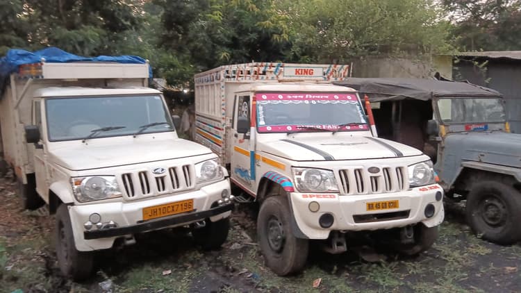 Dhanbad News: अवैध गोदाम से लोहा लदे दो वैन जब्त, दो गिरफ्तार