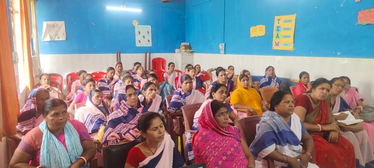 आशा को अस्पताल में डिलीवरी तक रुकने का निर्देश, रेफरल की शिकायतों पर भी हुई चर्चा