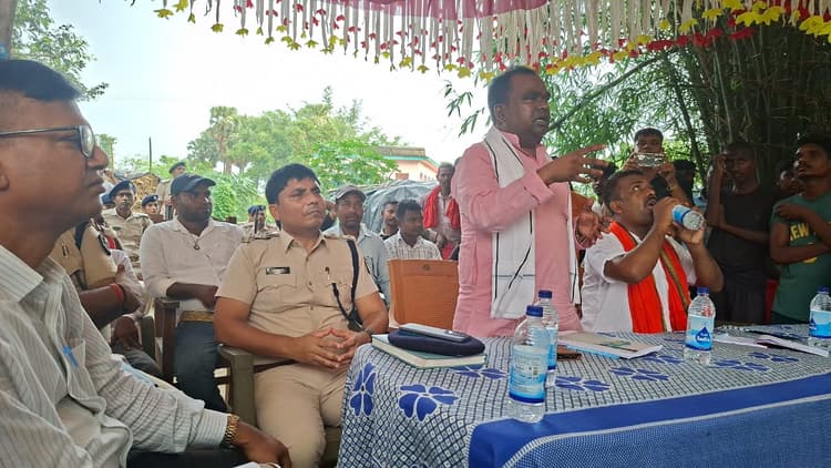 अंडी टोला में जमीन विवाद को लेकर एसटी आयोग की दो सदस्यीय टीम ने किया दौरा