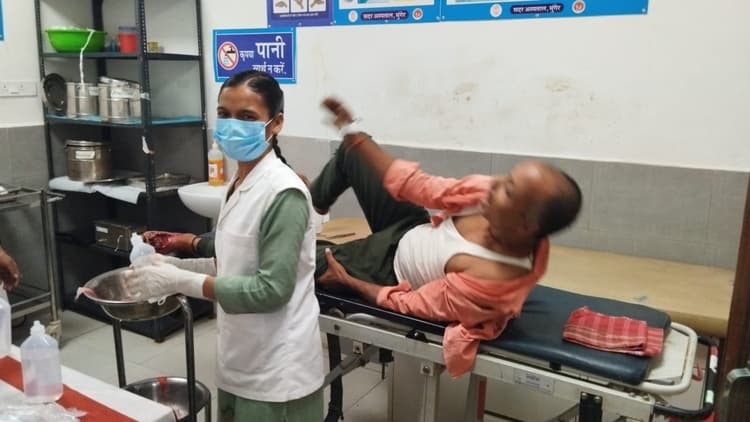 अलग-अलग सड़क हादसों में पति-पत्नी सहित चार लोग घायल